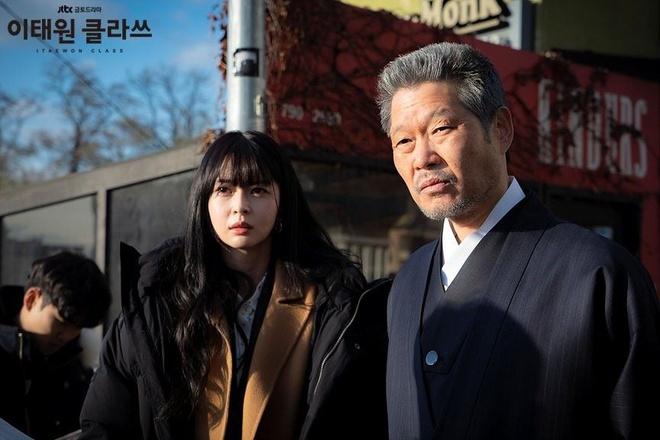 Chủ tịch độc ác ở Itaewon Class có gu ăn mặc khác biệt qua các phim-2