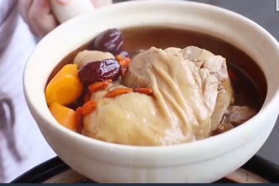 Học đầu bếp làm gà hầm sâm bổ dưỡng ngay tại nhà