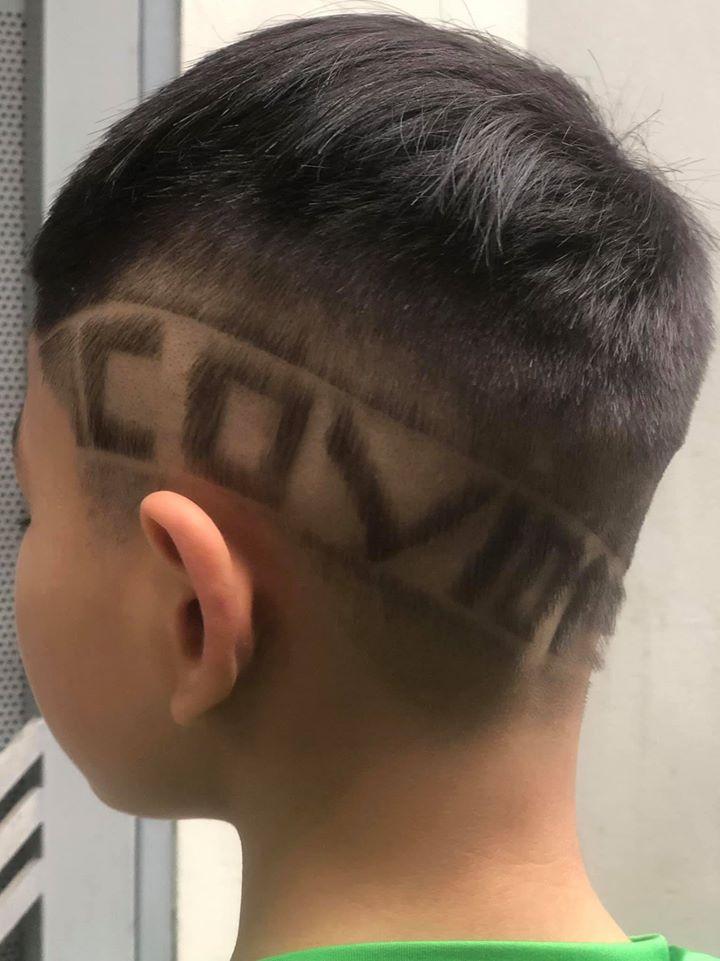 Hưởng ứng phong trào chống COVID-19 như chống giặc, cậu bé được bố khắc chữ đặc biệt trên đầu-1