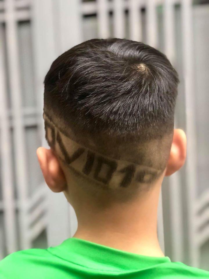 Hưởng ứng phong trào chống COVID-19 như chống giặc, cậu bé được bố khắc chữ đặc biệt trên đầu-2