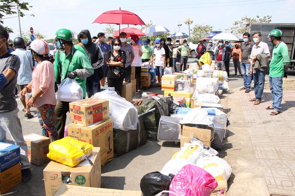 Tiếp tế quá nhiều hàng hóa, gửi cả tủ lạnh vào khu cách ly... đội hỗ trợ làm việc quá tải đến xót xa-1