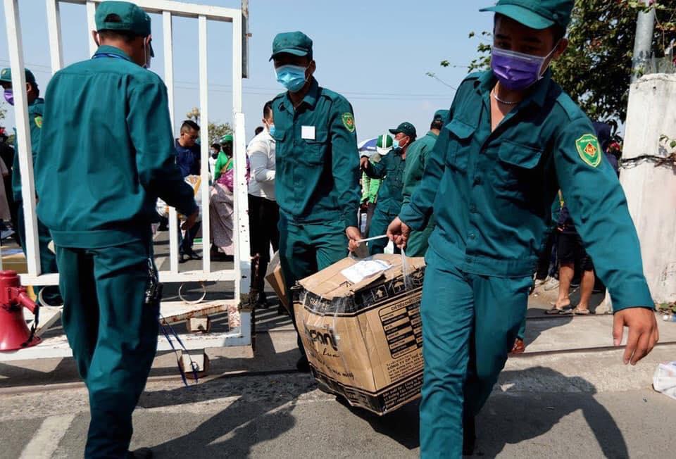 Tiếp tế quá nhiều hàng hóa, gửi cả tủ lạnh vào khu cách ly... đội hỗ trợ làm việc quá tải đến xót xa-7