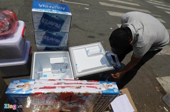 Tiếp tế quá nhiều hàng hóa, gửi cả tủ lạnh vào khu cách ly... đội hỗ trợ làm việc quá tải đến xót xa-2