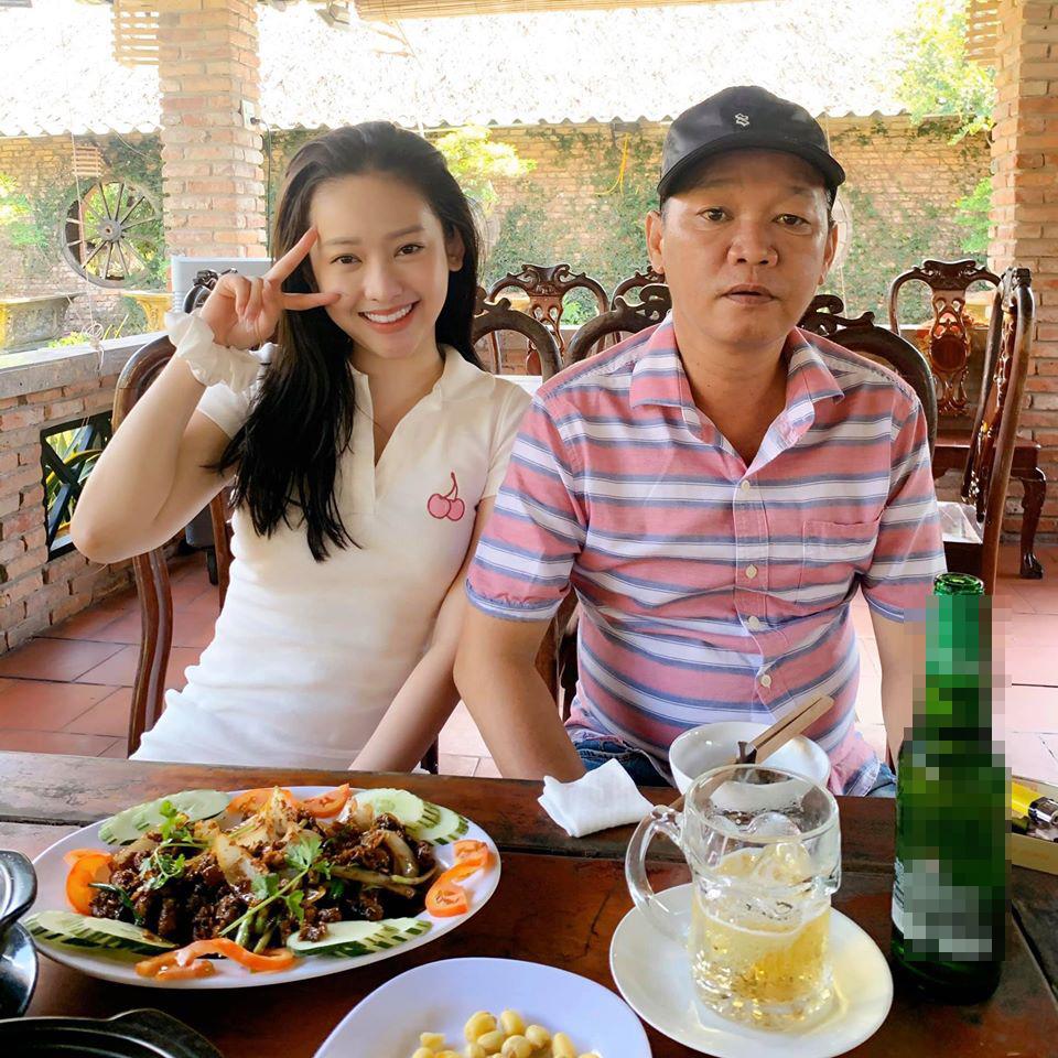 Lâu lâu mới khoe ảnh về quê, Thúy Vi làm ai cũng bất ngờ về phong độ của bố ruột-4