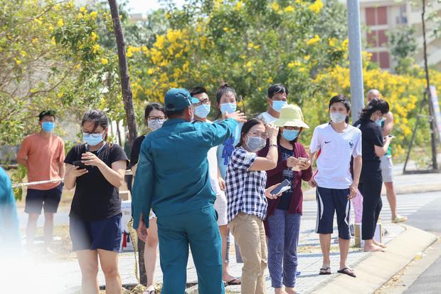 Người dân ném hàng hoá vào khu cách ly KTX ĐH Quốc Gia bất chấp có thông báo ngưng nhận đồ tiếp tế-15