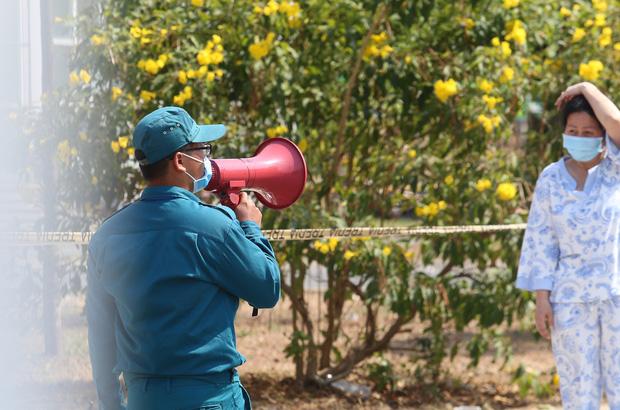 Người dân ném hàng hoá vào khu cách ly KTX ĐH Quốc Gia bất chấp có thông báo ngưng nhận đồ tiếp tế-2