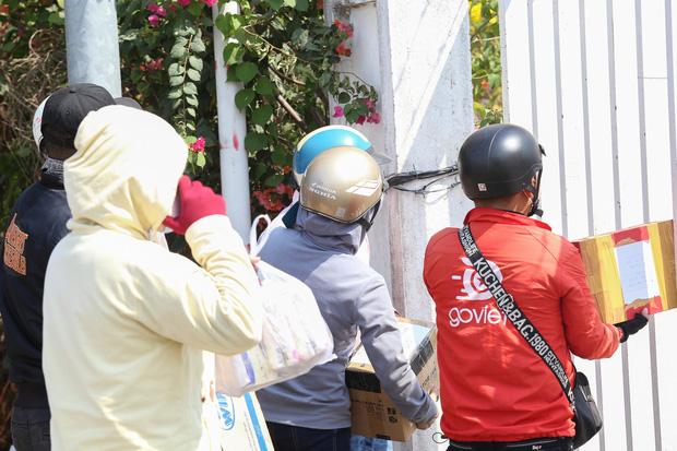 Người dân ném hàng hoá vào khu cách ly KTX ĐH Quốc Gia bất chấp có thông báo ngưng nhận đồ tiếp tế-3