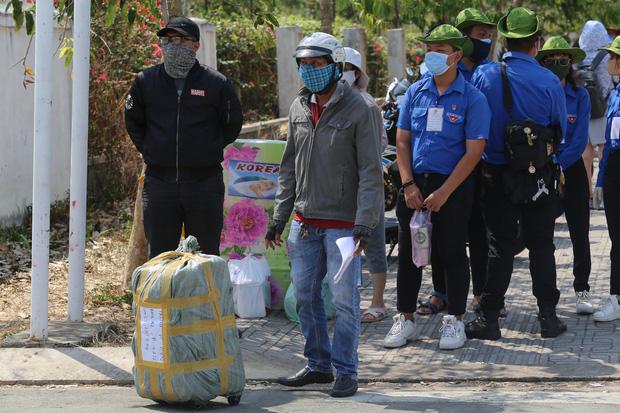 Người dân ném hàng hoá vào khu cách ly KTX ĐH Quốc Gia bất chấp có thông báo ngưng nhận đồ tiếp tế-5