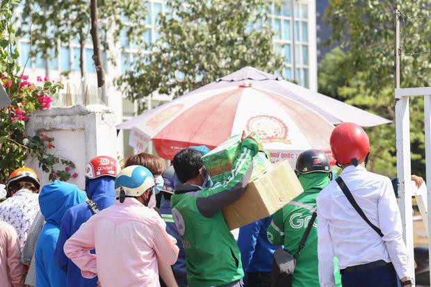 Người dân ném hàng hoá vào khu cách ly KTX ĐH Quốc Gia bất chấp có thông báo ngưng nhận đồ tiếp tế-6