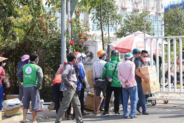 Người dân ném hàng hoá vào khu cách ly KTX ĐH Quốc Gia bất chấp có thông báo ngưng nhận đồ tiếp tế-7