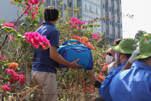 Người dân ném hàng hoá vào khu cách ly KTX ĐH Quốc Gia bất chấp có thông báo ngưng nhận đồ tiếp tế-13