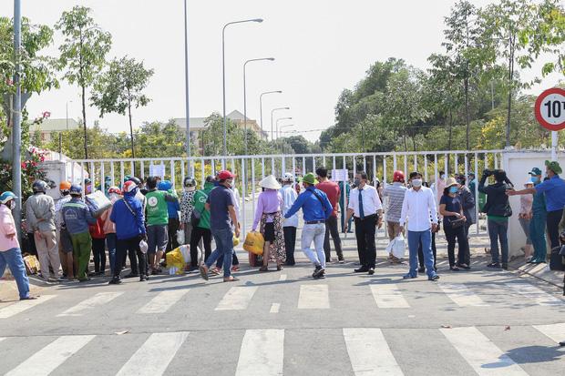 Người dân ném hàng hoá vào khu cách ly KTX ĐH Quốc Gia bất chấp có thông báo ngưng nhận đồ tiếp tế-14