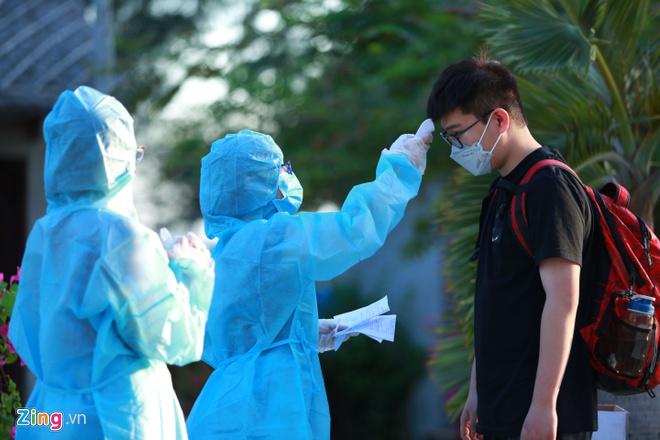 Nhiều người Việt về Tân Sơn Nhất có triệu chứng mắc Covid-19-2