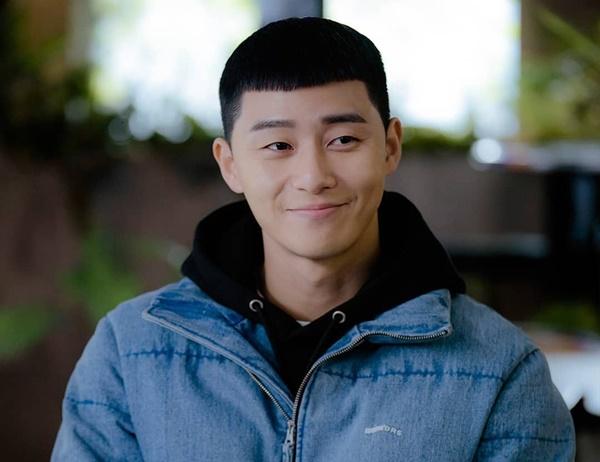 Park Sae Royi (Itaewon Class): Dù bộ phim đã khép lại với nhiều tình tiết gây tranh cãi, hình ảnh Park Seo Joon với mái tóc ngố vẫn khiến fan thổn thức. Vào vai chàng trai khao khát lập nghiệp để trả thù cho cha, anh luôn toát lên thần thái của người đàn ông cứng cỏi nhưng không kém phần bụi bặm. Do đó, phong cách của 8X cũng phải thể hiện được sự trẻ trung, đơn giản và gần gũi. Ảnh: @danbam.official.