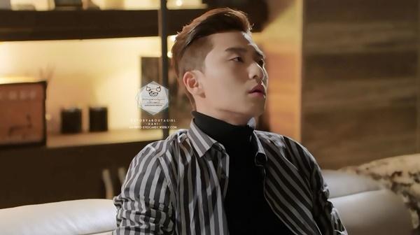 Đôi khi, Seo Joon cũng thử kết hợp áo sơ mi buông cúc với len cổ lọ để trông sành điệu hơn. Nhìn chung, anh thường chọn trang phục có tông sẫm như ghi hay xanh đậm thay vì các gam nổi bật hay họa tiết. Ảnh: sayhito-eyecandy.weebly.