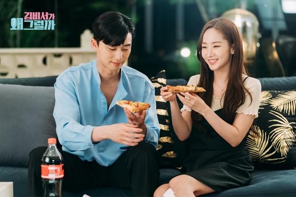 Trong phân cảnh hẹn hò cùng thư ký Kim (Park Min Young thủ vai), anh xuất hiện với hình tượng phóng khoáng hơn. Những chiếc áo sơ mi cổ tàu hay chữ V, một màu thường được 8X lăng xê. Anh cũng trung thành với công thức buông cúc để khoe được chiếc cổ thon, dài của mình. Ảnh: tvN.