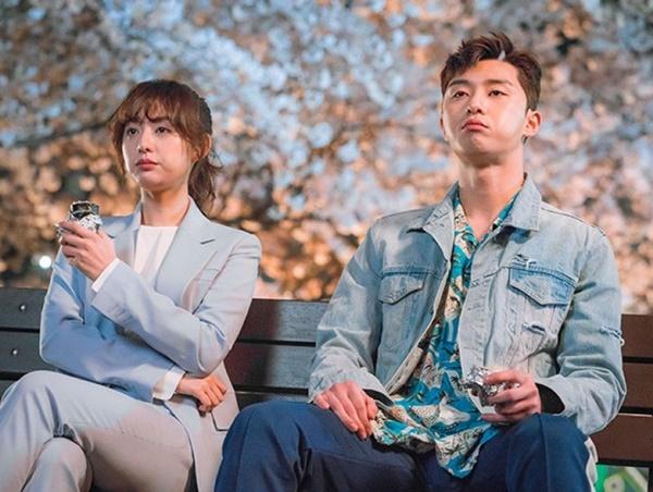 Go Dong Man (Thanh xuân vật vã): Theo ý kiến của nhiều fan, Park Seo Joon là một trong những nam diễn viên có thể chứng minh quan niệm "người đẹp mặc gì cũng đẹp". Vào năm 2017, anh thành công với vai diễn chàng trai nghèo lên thành phố bươn chải cuộc sống cùng nhóm bạn. Khi đó, style quần thể dục của anh "gây bão" với giới trẻ châu Á. Những chiếc quần mang màu đỏ sặc sỡ hay sẫm thường được Park Seo Joon phối cùng áo sơ mi tay ngắn họa tiết tropical đậm chất hè.
