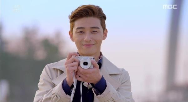 Nhờ sở hữu chiều cao lý tưởng - 1,85 m, anh dễ dành chinh phục những kiểu áo trench coat. Thậm chí, việc phối nhiều lớp trang phục với nhau cũng không làm anh giống giá treo đồ nhờ cách kết hợp tinh tế. Không gò bó như lúc đóng vai chủ tịch, 8X trông phóng khoáng hơn khi thường lăng xê kiểu quần ống rộng và giày sneakers sẫm màu. Ảnh: MBC.