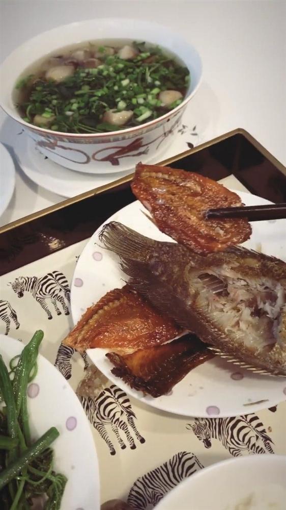 Ngọc Trinh khoe cảnh ăn cá khô, fan phát hiện con ruồi lù lù trên đĩa-1