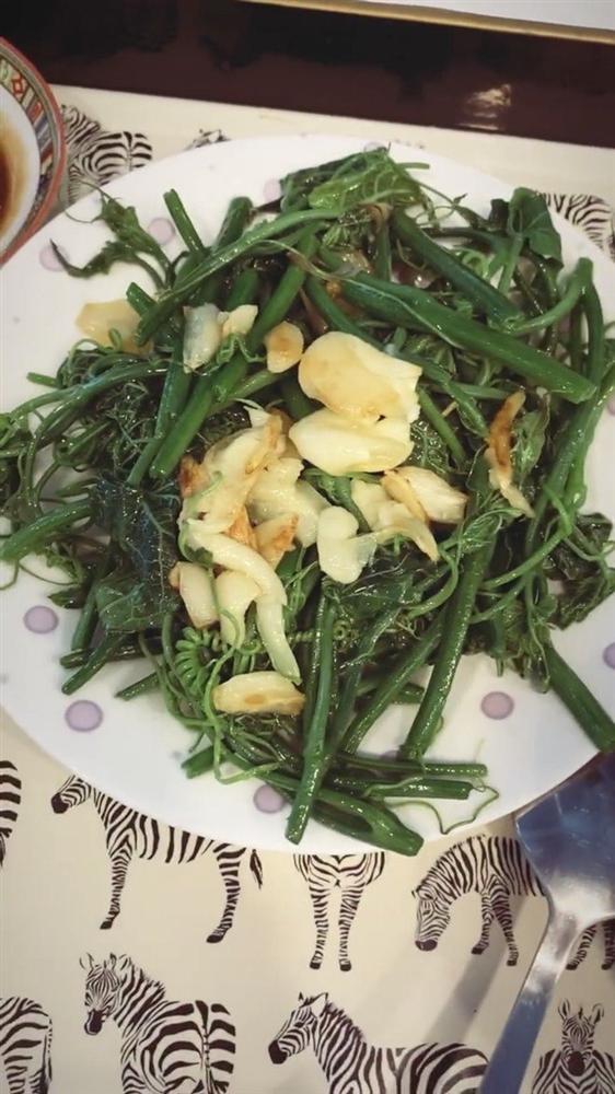 Ngọc Trinh khoe cảnh ăn cá khô, fan phát hiện con ruồi lù lù trên đĩa-3