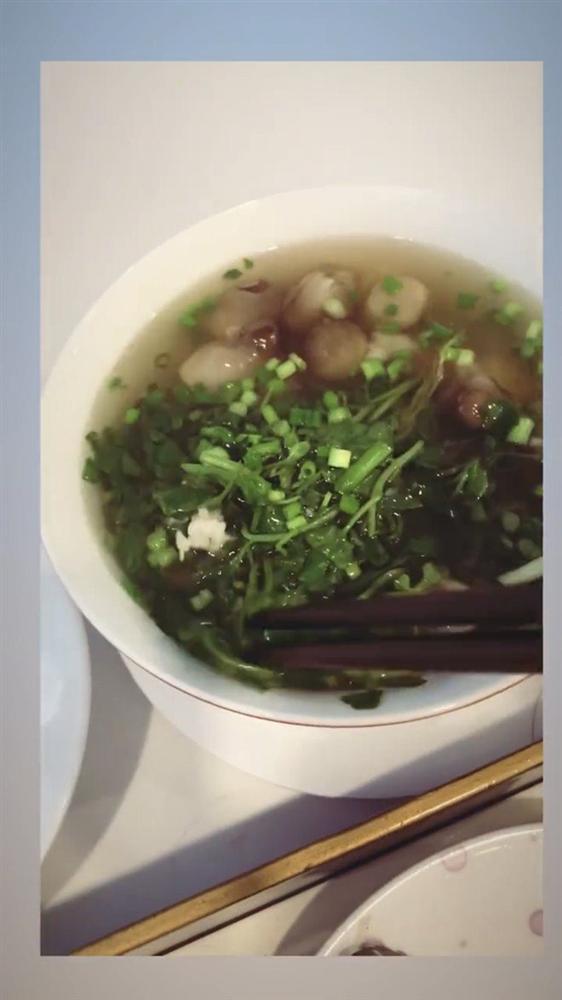 Ngọc Trinh khoe cảnh ăn cá khô, fan phát hiện con ruồi lù lù trên đĩa-4