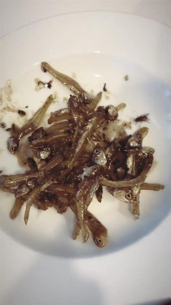 Ngọc Trinh khoe cảnh ăn cá khô, fan phát hiện con ruồi lù lù trên đĩa-5