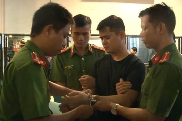 Điều tra vụ cha dượng nghi bạo hành, dí bé 4 tuổi vào pô xe máy ở Tây Ninh-2