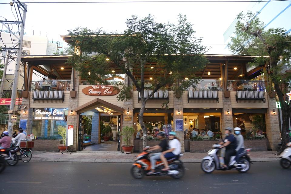 ẢNH: Bất chấp lệnh tạm dừng, nhiều tiệm tóc, quán nhậu TP.HCM vẫn mở cửa-1