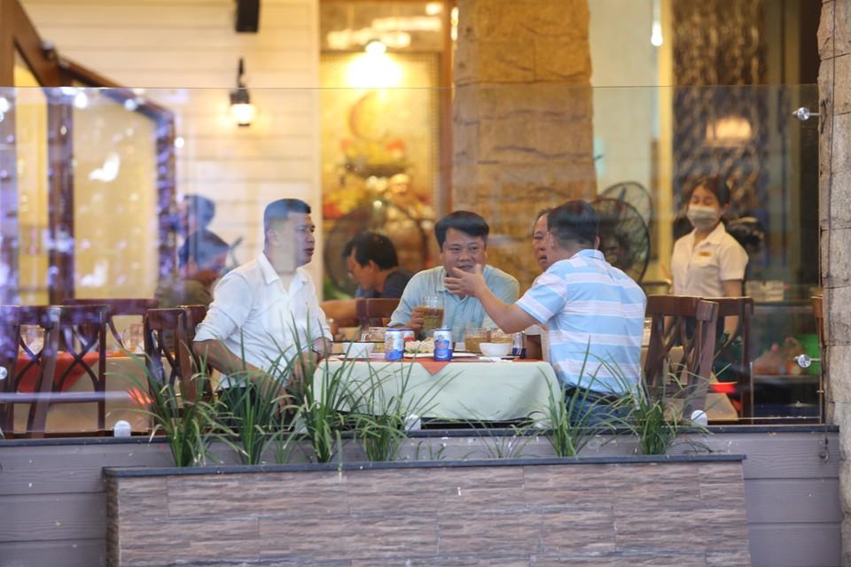 ẢNH: Bất chấp lệnh tạm dừng, nhiều tiệm tóc, quán nhậu TP.HCM vẫn mở cửa-4