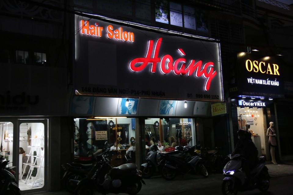 ẢNH: Bất chấp lệnh tạm dừng, nhiều tiệm tóc, quán nhậu TP.HCM vẫn mở cửa-5