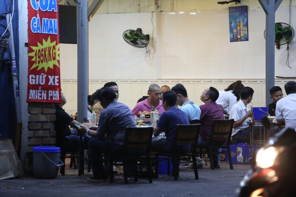 ẢNH: Bất chấp lệnh tạm dừng, nhiều tiệm tóc, quán nhậu TP.HCM vẫn mở cửa-6