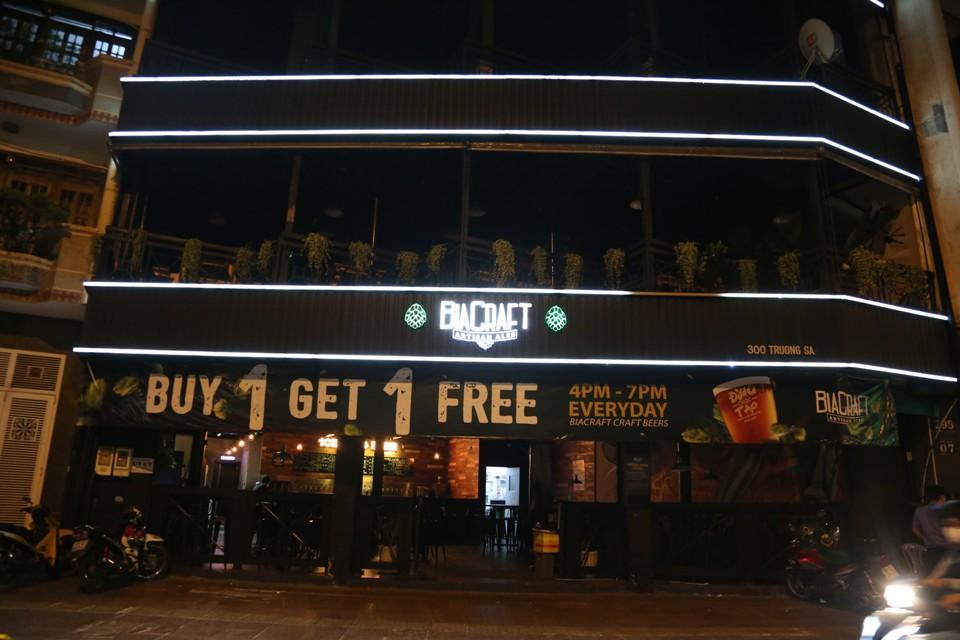 ẢNH: Bất chấp lệnh tạm dừng, nhiều tiệm tóc, quán nhậu TP.HCM vẫn mở cửa-8