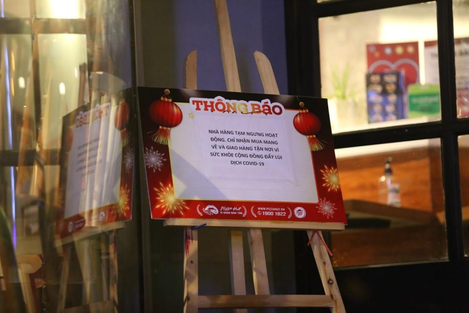 ẢNH: Bất chấp lệnh tạm dừng, nhiều tiệm tóc, quán nhậu TP.HCM vẫn mở cửa-9