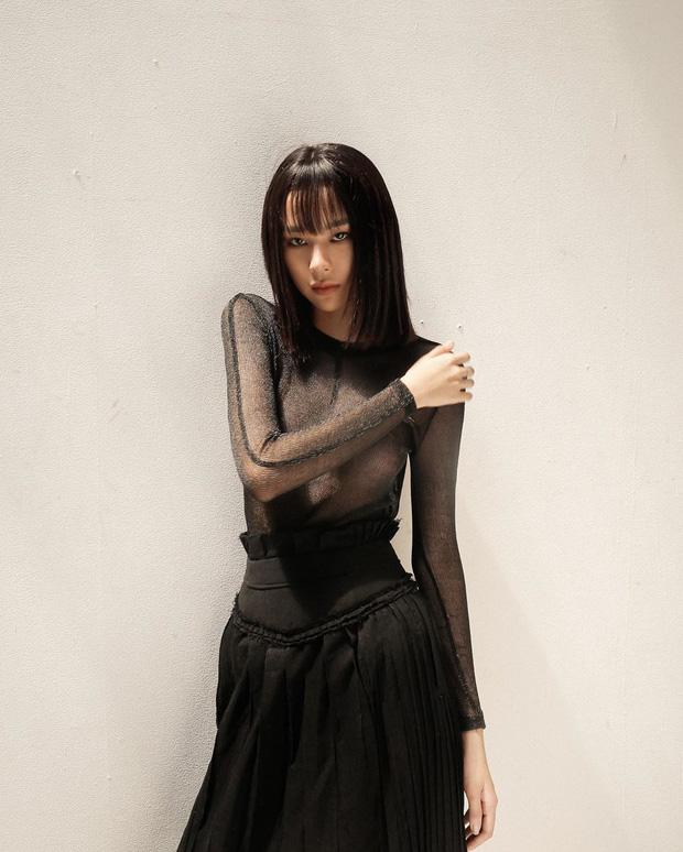 Phí Phương Anh giờ táo bạo đến mức mặc áo trong suốt, thản nhiên khoe miếng dán nhũ hoa-2