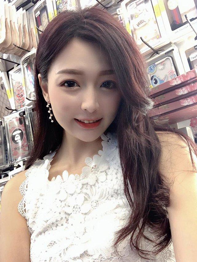 Hàng quán ế ẩm vì COVID-19, cô chủ chơi lớn diện bikini câu khách đến ăn súp-2