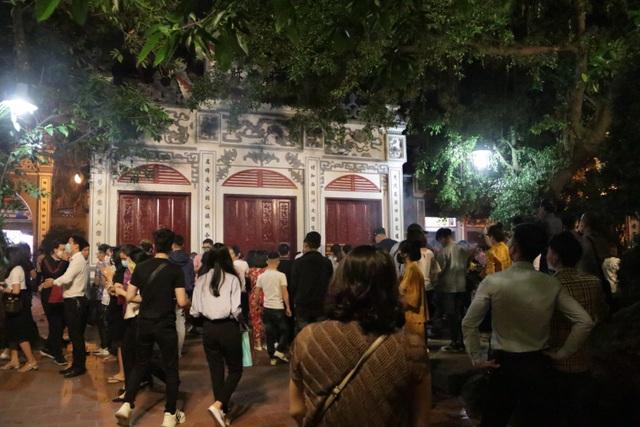 Chen nhau cầu khấn ở Phủ Tây Hồ: Ai cũng tưởng Covid-19 chừa mình ra?-3
