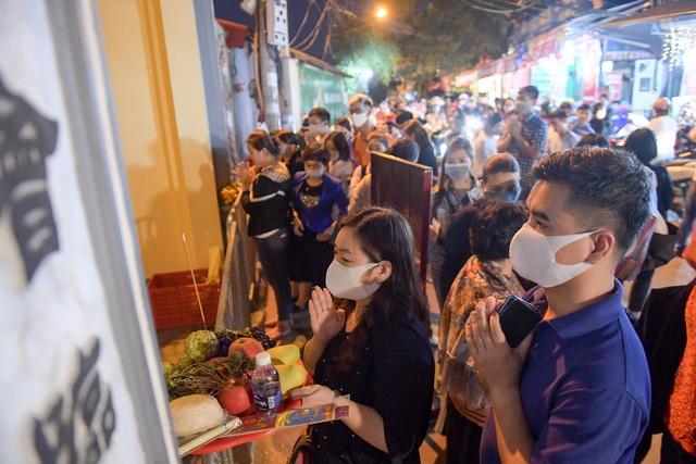 Chen nhau cầu khấn ở Phủ Tây Hồ: Ai cũng tưởng Covid-19 chừa mình ra?-4