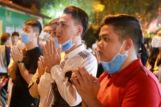 Chen nhau cầu khấn ở Phủ Tây Hồ: Ai cũng tưởng Covid-19 chừa mình ra?-5