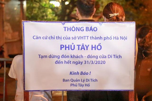 Chen nhau cầu khấn ở Phủ Tây Hồ: Ai cũng tưởng Covid-19 chừa mình ra?-2