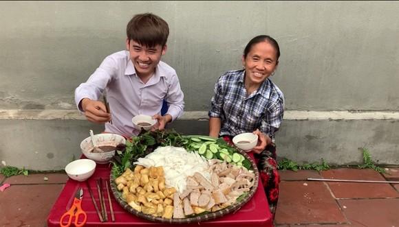 Làm mẹt bún đậu siêu to đãi cả nhà, cô con gái xinh đẹp của bà Tân Vlog liên tục bị chê nấu ăn bẩn-1