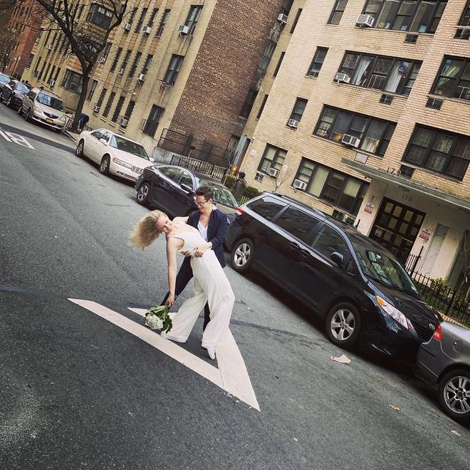 Cặp đồng tính làm đám cưới giữa đường, chủ hôn đứng từ tầng 4-1