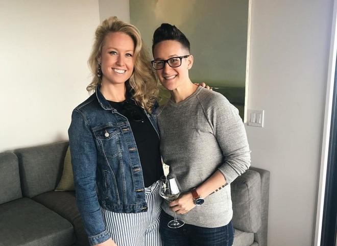 Cặp đồng tính làm đám cưới giữa đường, chủ hôn đứng từ tầng 4-2