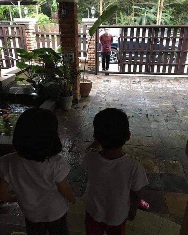 Sự thật bức ảnh bác sĩ Indonesia về thăm vợ con lần cuối trước khi qua đời vì COVID-19-1