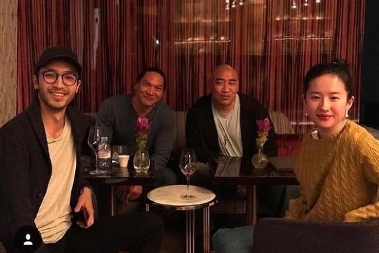 Lưu Diệc Phi lộ cằm ngấn mỡ