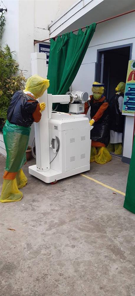 Thiếu vật tư y tế, đội ngũ y bác sĩ tự chế đồ bảo hộ từ túi nilon khiến triệu người xúc động-3