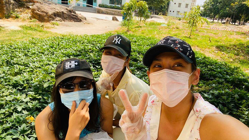 Ngày cách ly thứ 7 của Võ Hoàng Yến: Hái rau lang về luộc, đánh cầu lông với dân-5