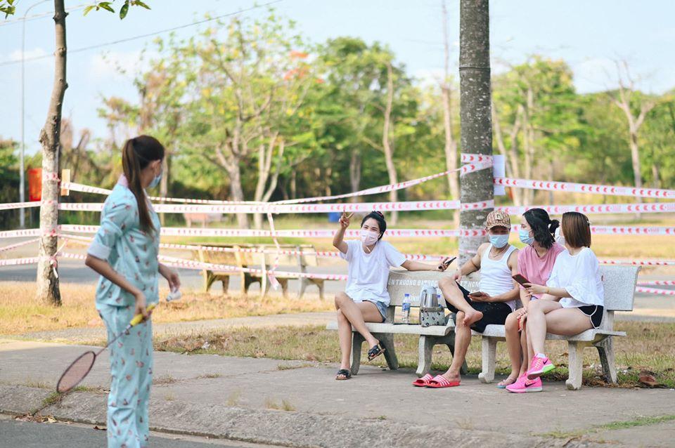 Ngày cách ly thứ 7 của Võ Hoàng Yến: Hái rau lang về luộc, đánh cầu lông với dân-11