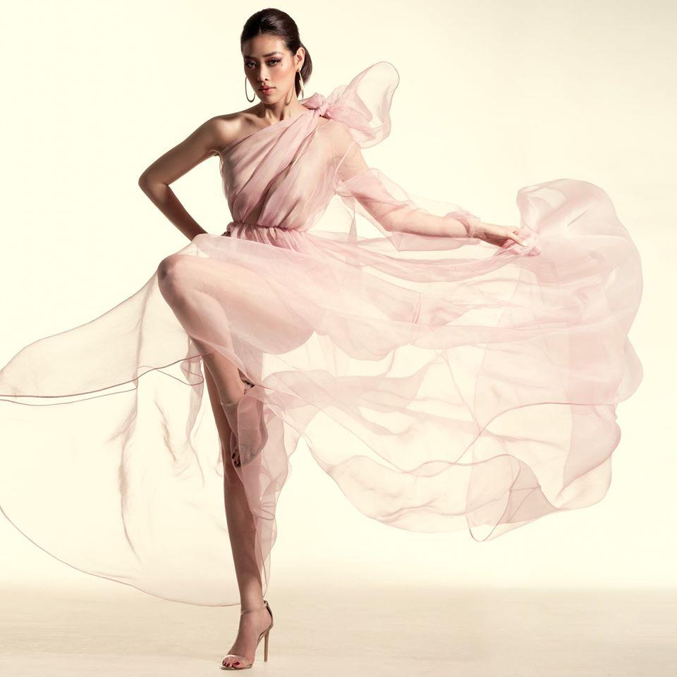 SAO MẶC ĐẸP: Mai Phương Thúy - Chi Pu cùng chọn suit kín đáo đi từ thiện-4