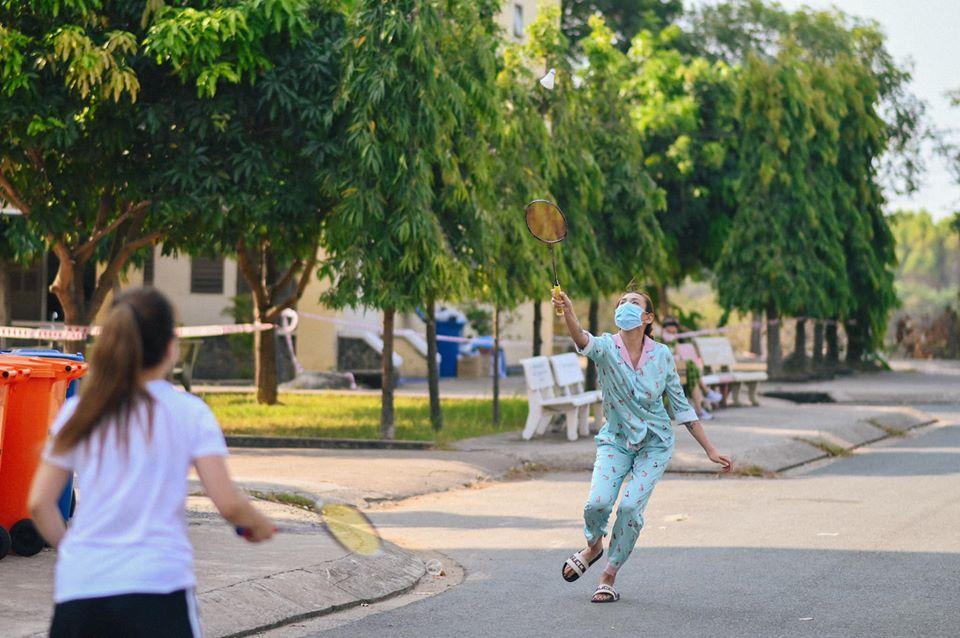 Võ Hoàng Yến và hội chị em cách ly tái chế đồ vô dụng thành vật hữu ích bất ngờ-16