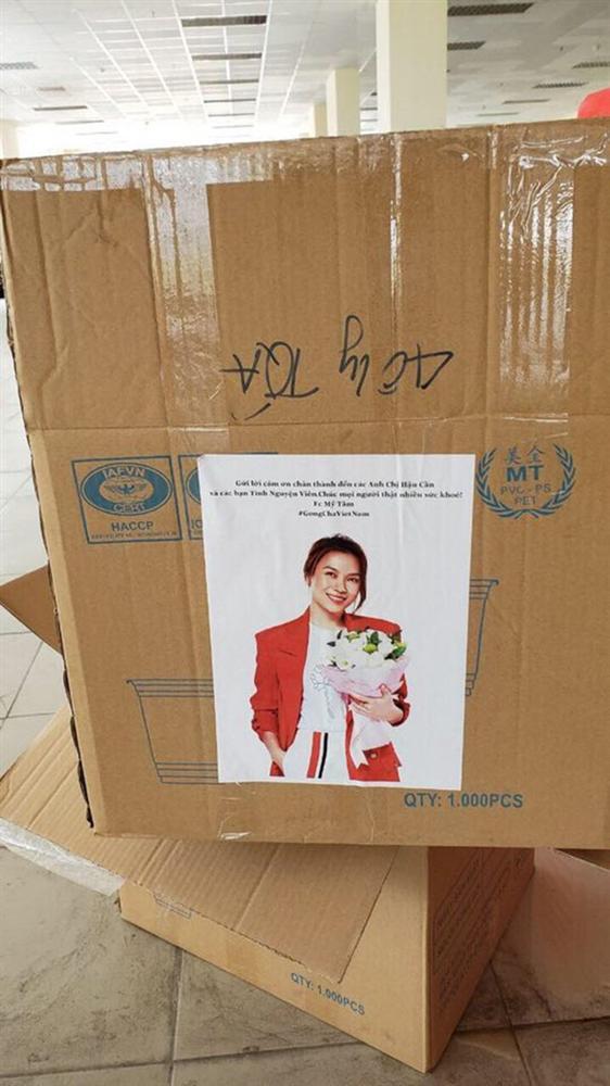 Chuyện về những người trẻ thầm lặng dọn sạch hàng nghìn căn phòng ngập bụi cho du học sinh về cách ly tại KTX ĐHQG-7